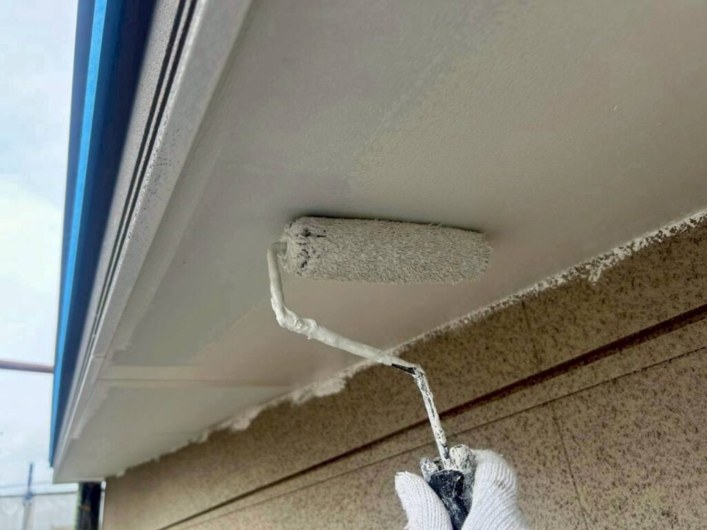 続いて、軒先も塗装しました。<br />
<br />
軒先は外壁と屋根の境目に近く、住宅を外から見た際にも目に入りやすい部分です。外壁とあわせて塗装することで、塗り替えた外壁との色合いや質感を整え、建物全体に統一感を持たせました。
